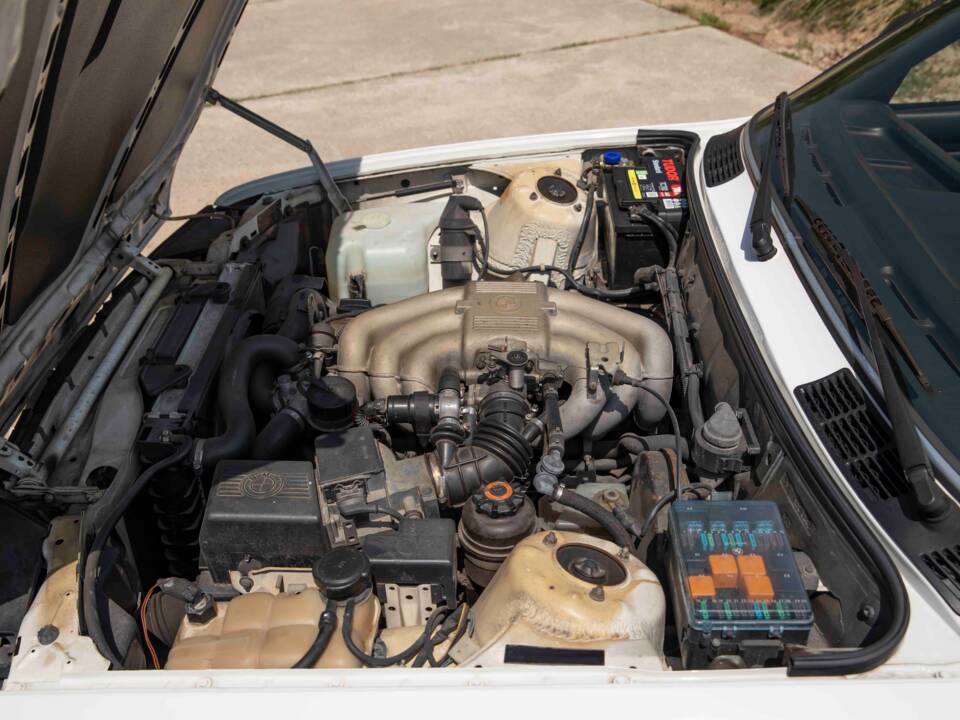 Image 68/70 of BMW 320i (1990)