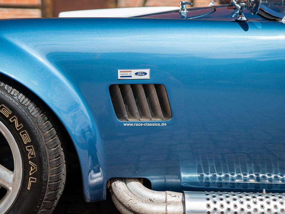 Image 2/44 of Everett-Morrison Shelby Cobra (1968)