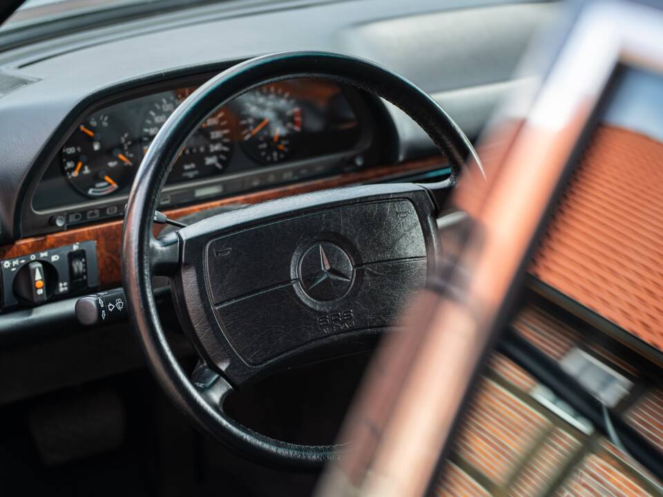 Image 26/91 of Mercedes-Benz 560 SEL (1990)