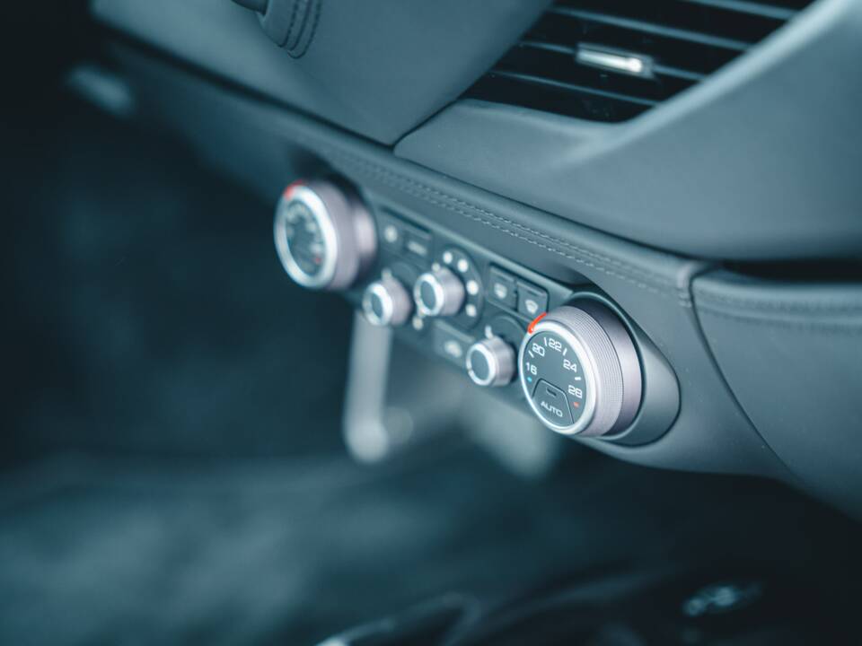 Image 49/56 of Ferrari 488 GTB (2020)