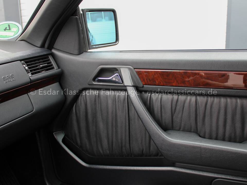 Image 7/33 of Mercedes-Benz E 200 (1994)