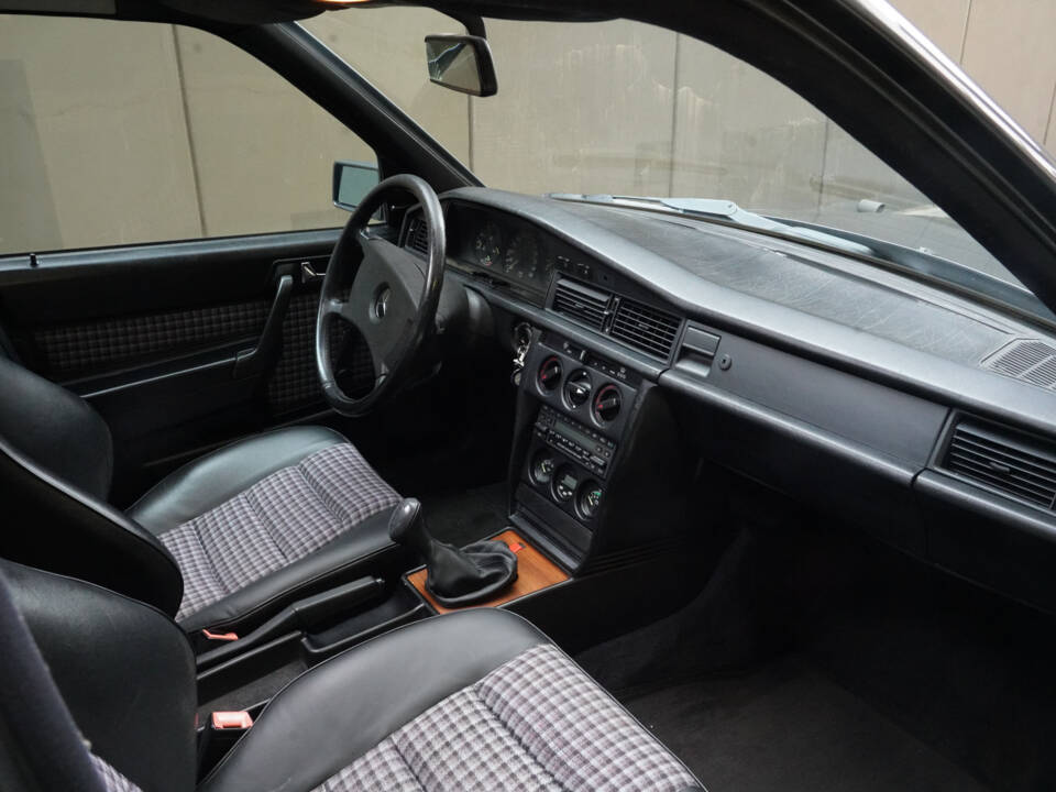 Image 36/83 of Mercedes-Benz 190 E 2.3-16 (1984)