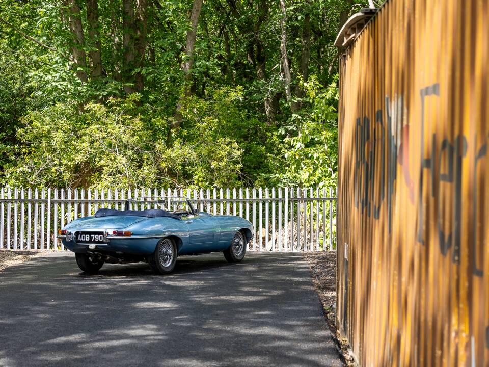 Image 11/46 de Jaguar E-Type "Lightweight" (1963)