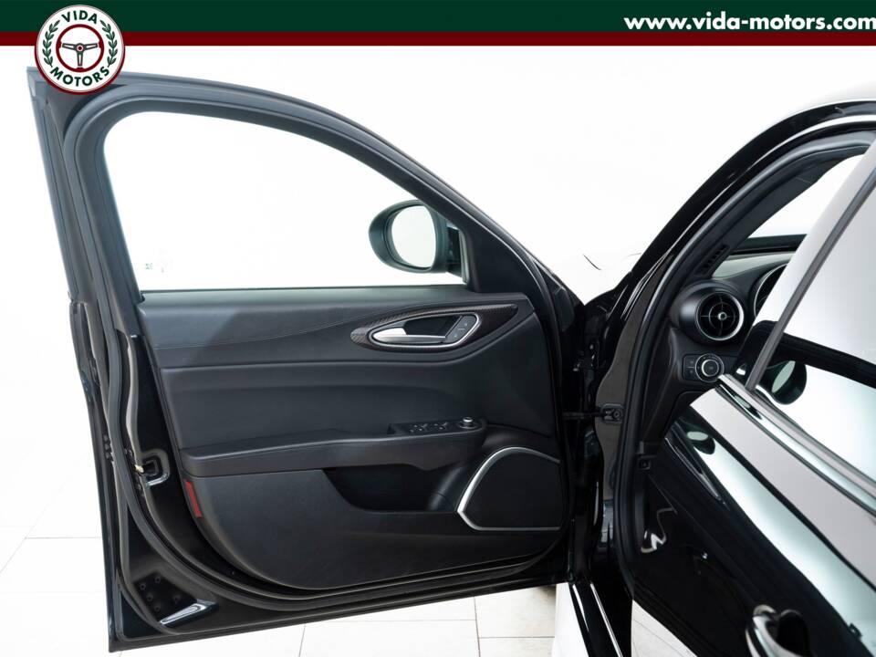 Bild 8/15 von Alfa Romeo Giulia Quadrifoglio (2017)