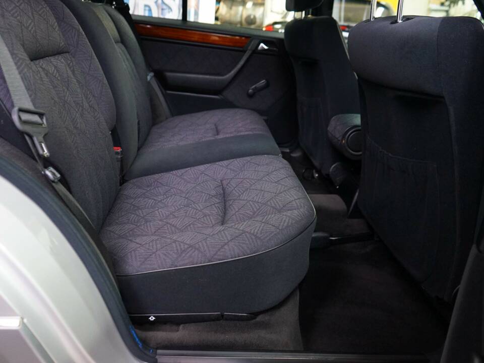 Image 19/36 de Mercedes-Benz E 220 T (1993)