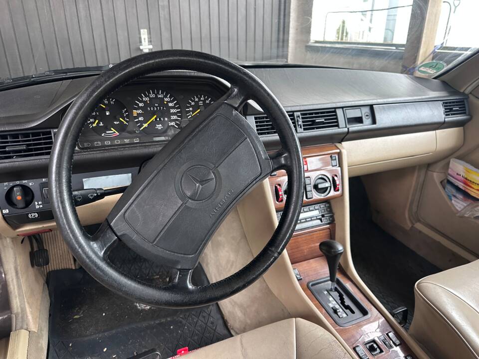 Immagine 10/12 di Mercedes-Benz 300 CE (1988)