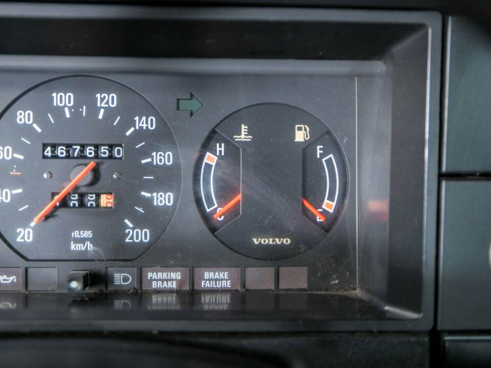 Image 21/50 de Volvo 240 Turbo (1983)