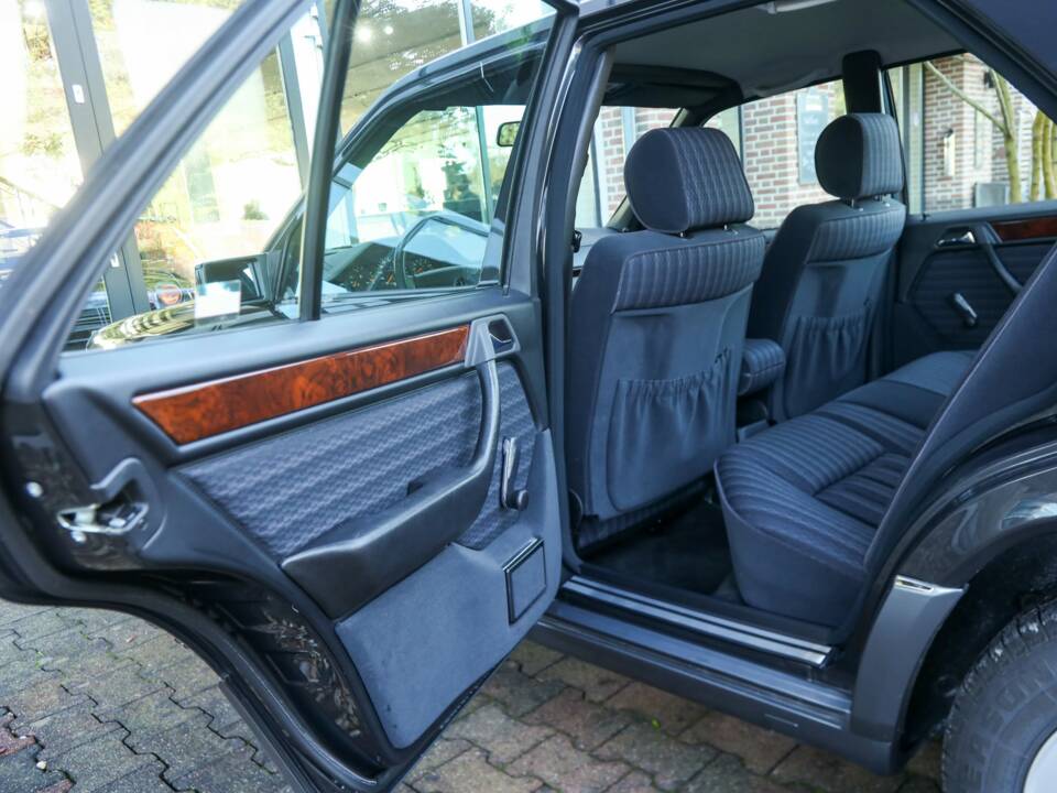 Image 41/50 of Mercedes-Benz 200 E (1992)