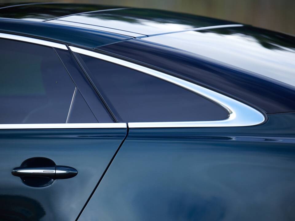 Image 28/50 of Jaguar XJ 5.0 (2010)