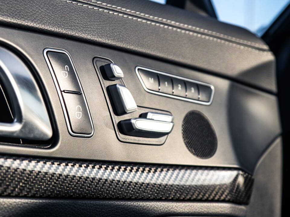 Image 30/33 de Mercedes-Benz SL 63 AMG (2012)