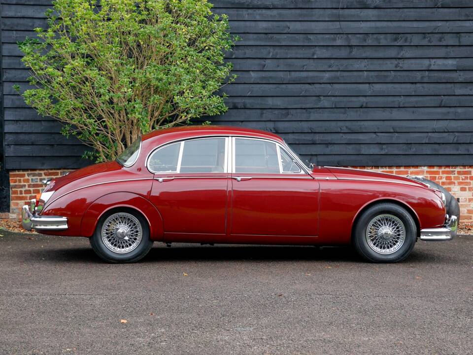 Image 2/42 of Jaguar Mk II 3.8 (1962)