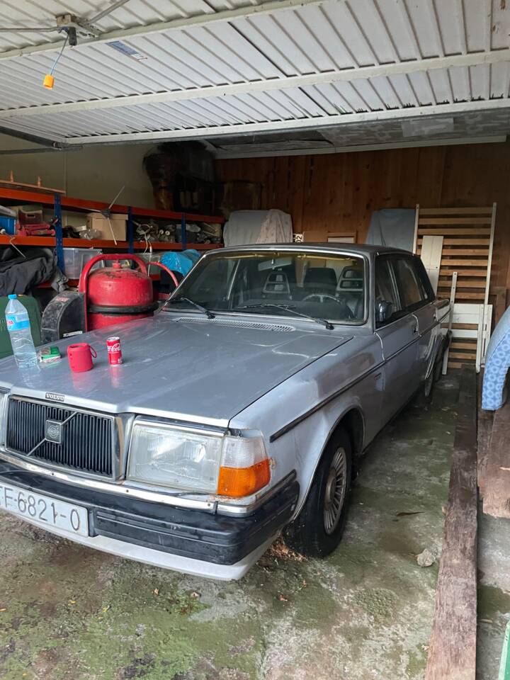Image 3/9 de Volvo 264 (1982)