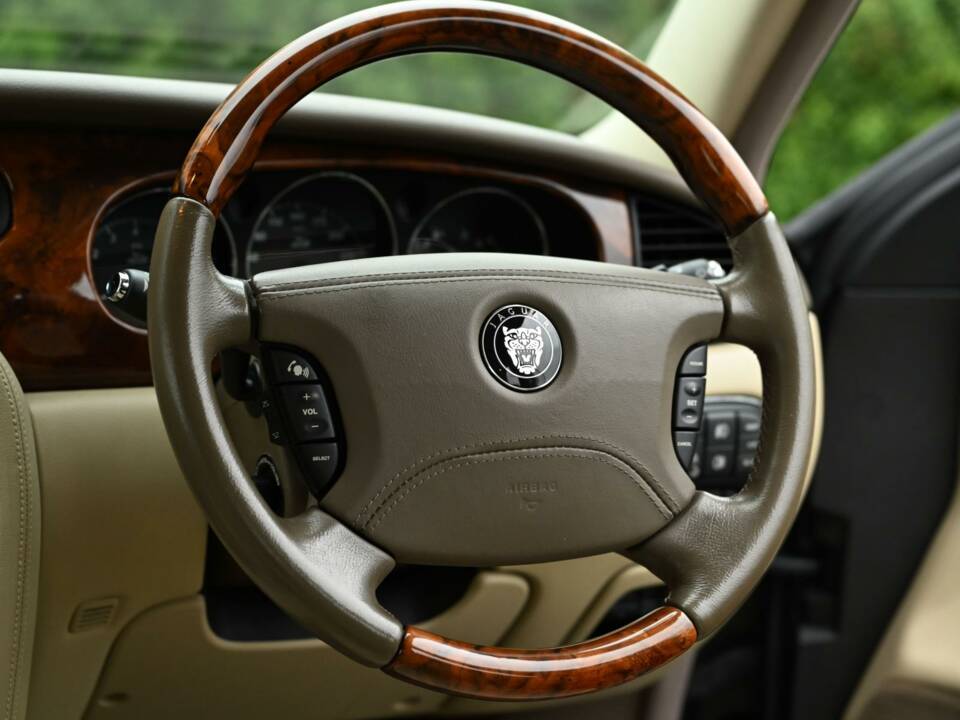 Image 33/50 of Jaguar XJ 8 4.2 (2007)