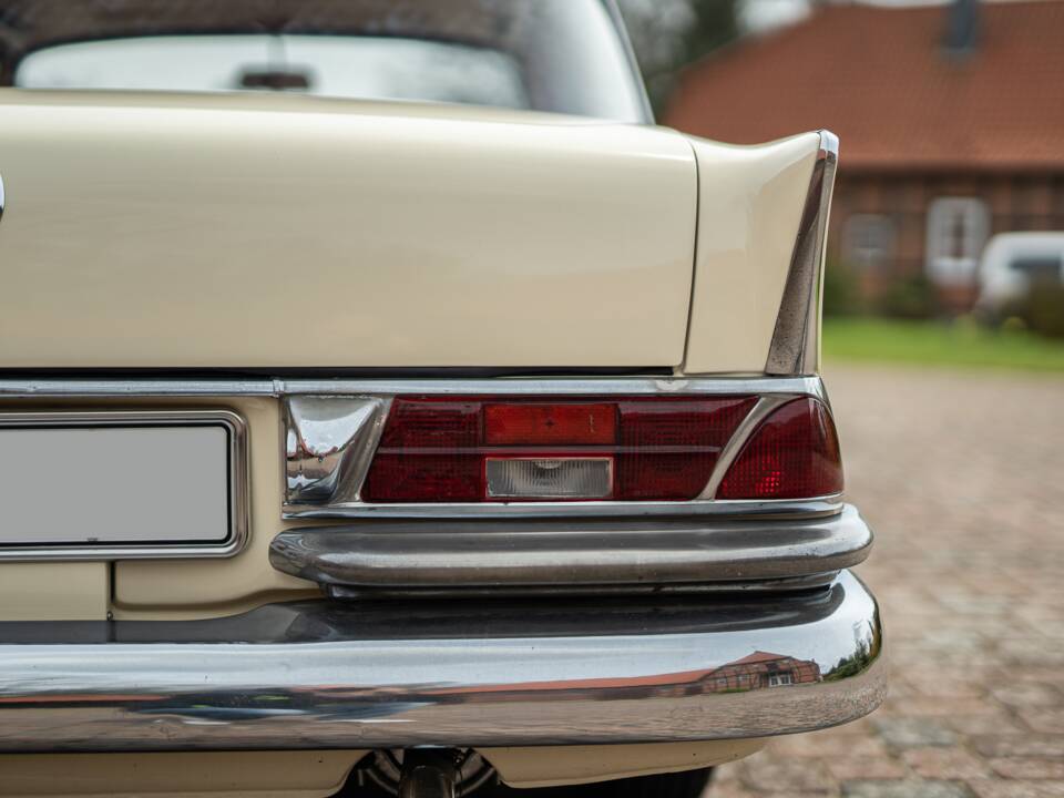 Image 16/42 of Mercedes-Benz 220 SE b (1965)
