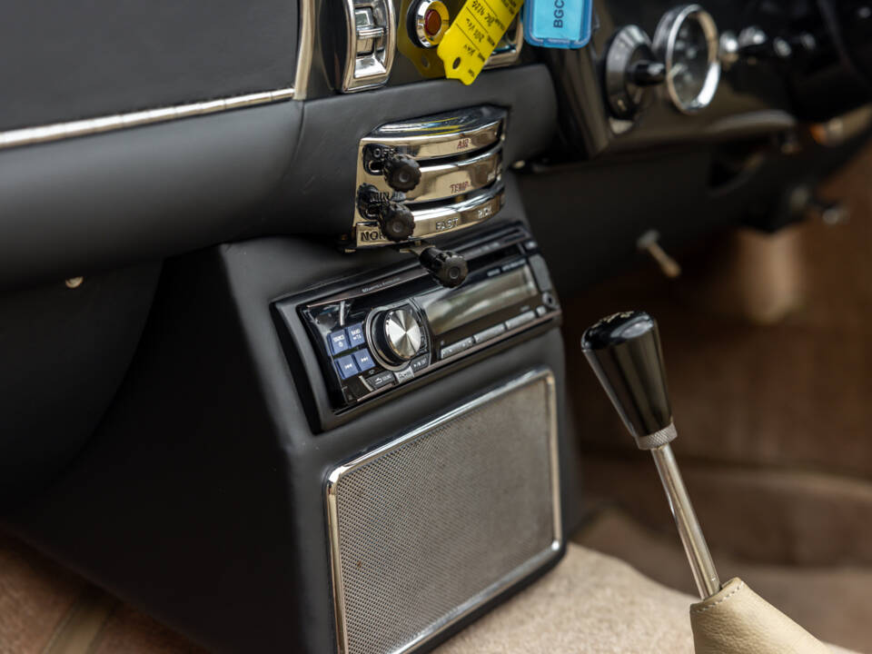Immagine 51/57 di Aston Martin DB 6 Volante (1969)