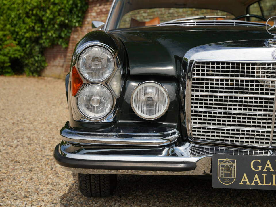 Image 18/50 of Mercedes-Benz 280 SE 3,5 (1971)