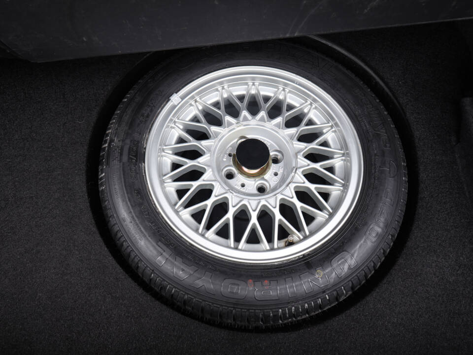Image 65/83 de BMW 325i (1990)