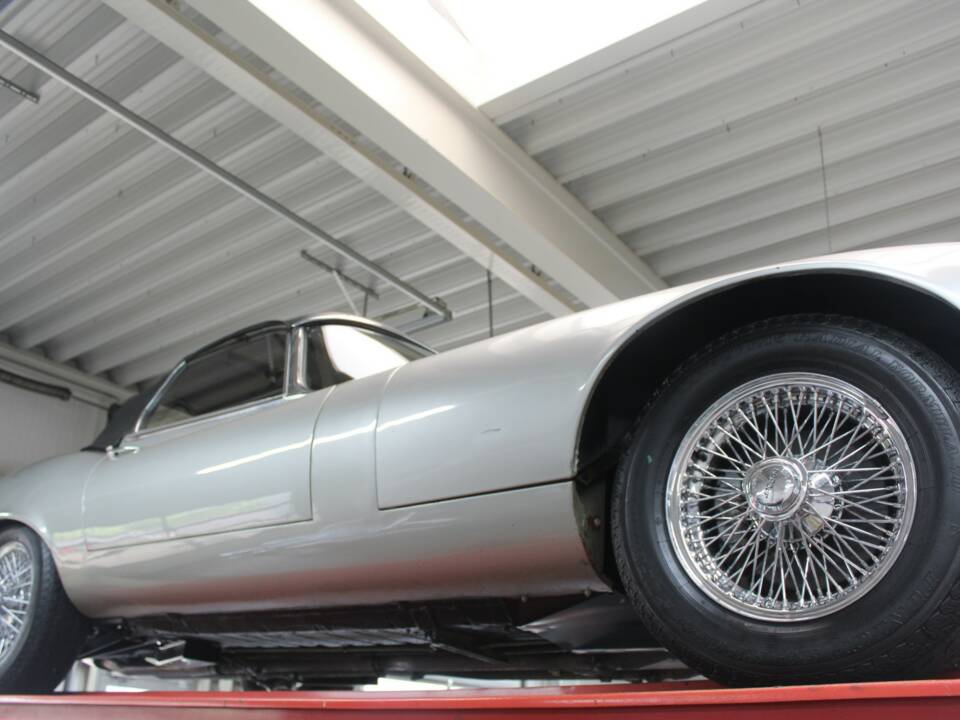 Afbeelding 11/50 van Jaguar E-Type V12 (1973)