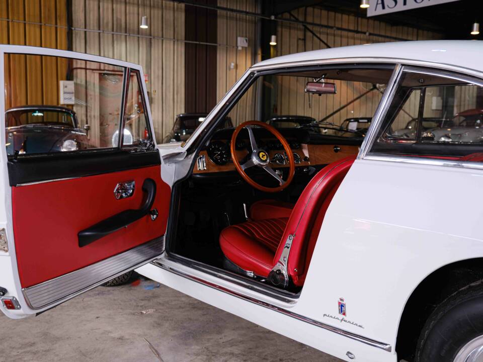 Image 19/36 of Ferrari 330 GT 2+2 (1964)