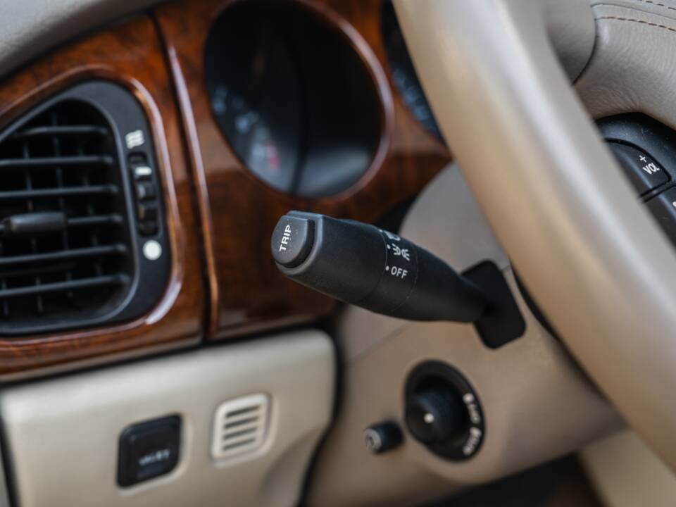 Image 68/91 de Jaguar XK8 4.0 (2000)