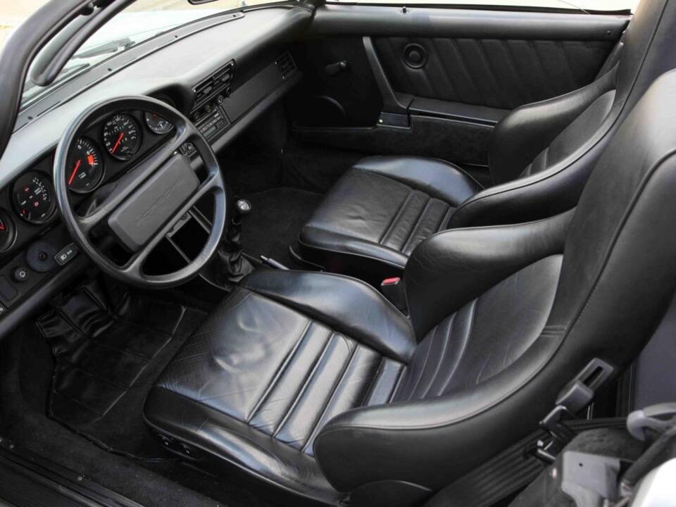 Image 63/132 of Porsche 911 Speedster 3.2 (1989)