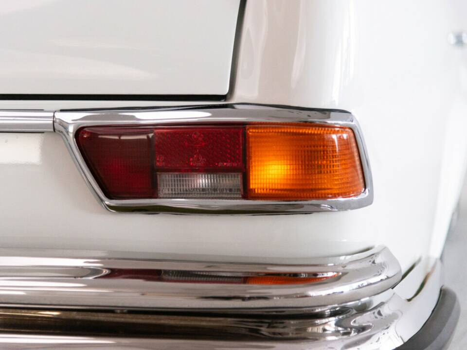 Image 21/38 of Mercedes-Benz 280 SE 3,5 (1970)