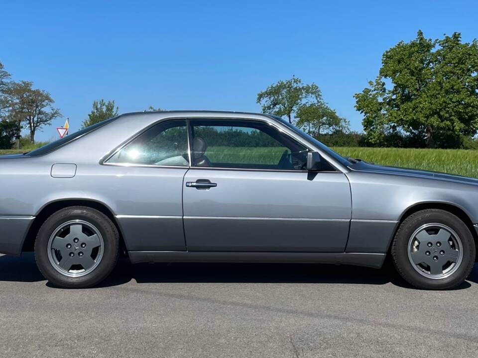 Bild 1/10 von Mercedes-Benz 230 CE (1990)