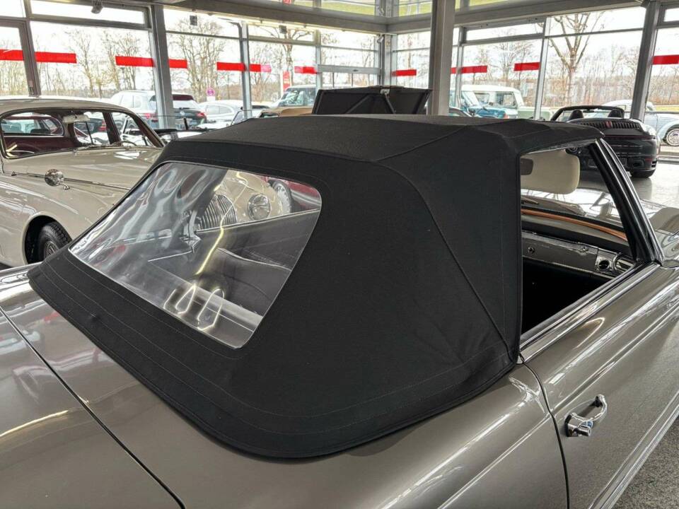 Image 26/30 of Mercedes-Benz 230 SL (1965)