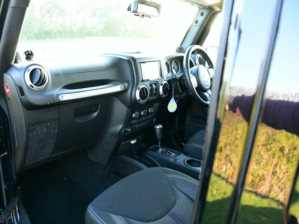 Image 23/50 de Jeep Wrangler Sahara 4.0L (2014)