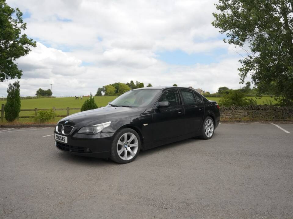 Bild 39/48 von BMW 550i (2006)
