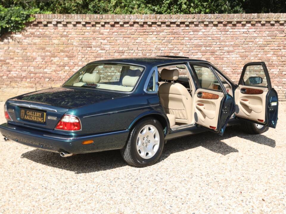 Bild 45/50 von Jaguar XJ 8 4.0 Executive (2001)