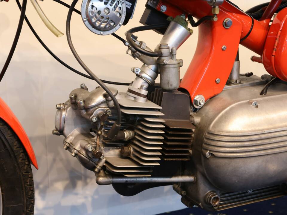 Image 21/27 of Aermacchi Ala Verde (1962)