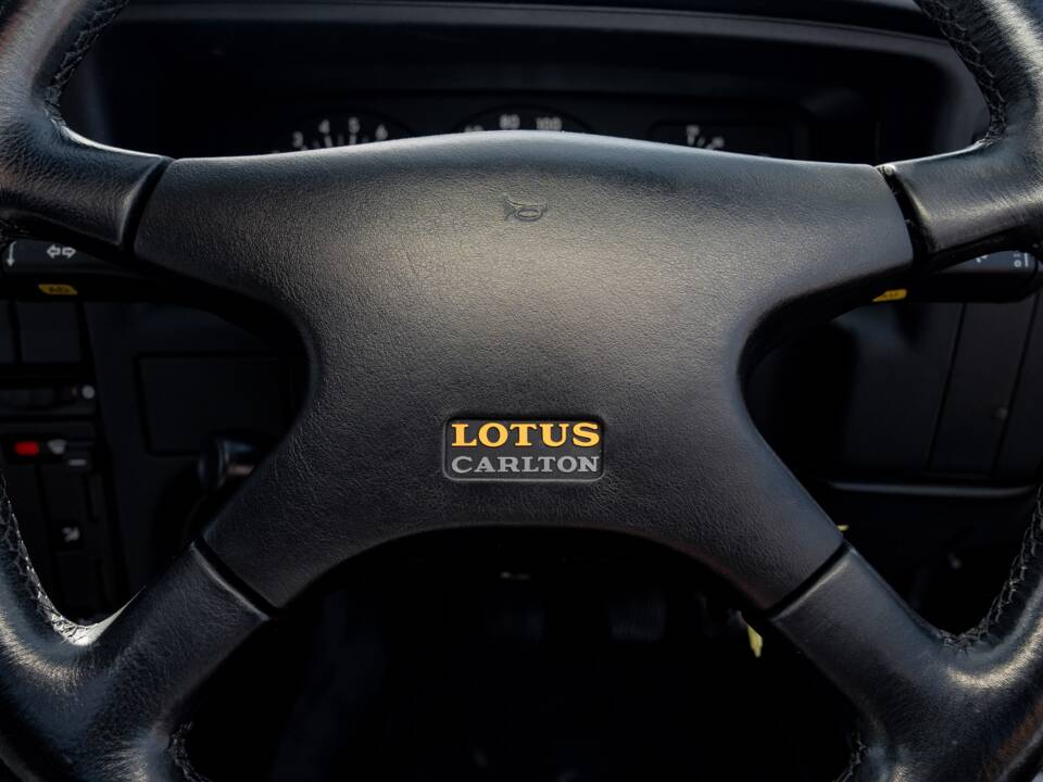 Image 50/75 of Lotus Carlton (1991)
