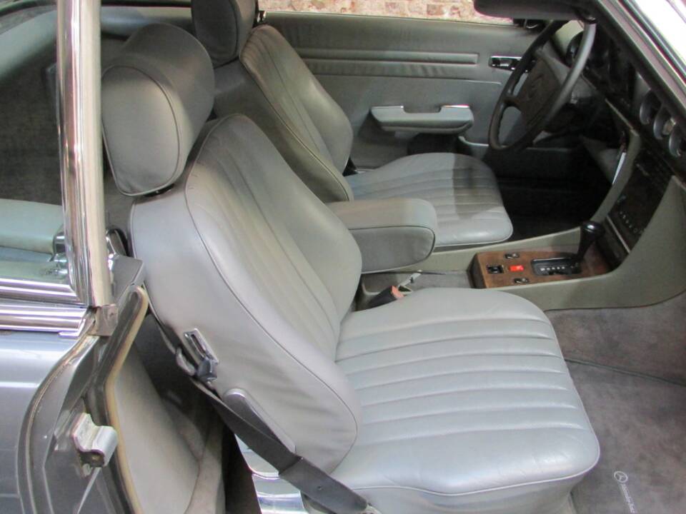 Afbeelding 15/17 van Mercedes-Benz 560 SL (1987)