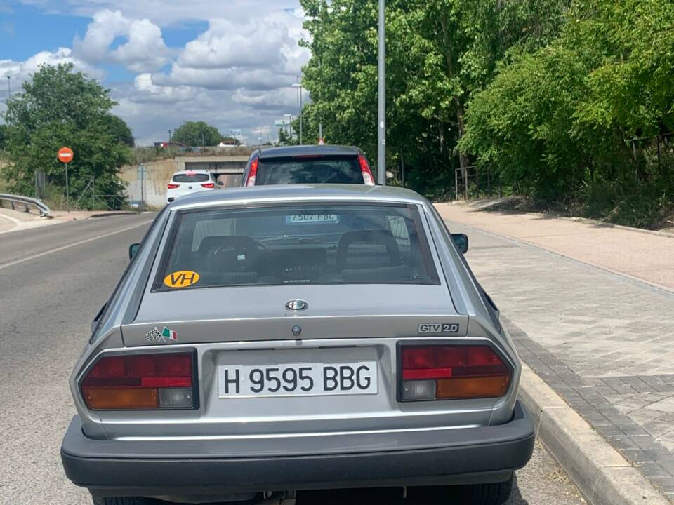 Bild 7/8 von Alfa Romeo GTV 2.0 (1984)