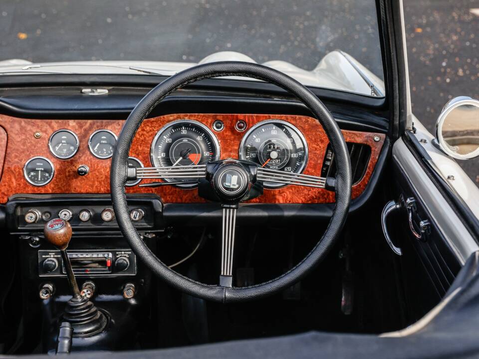 Image 30/42 of Triumph TR 4A (1966)