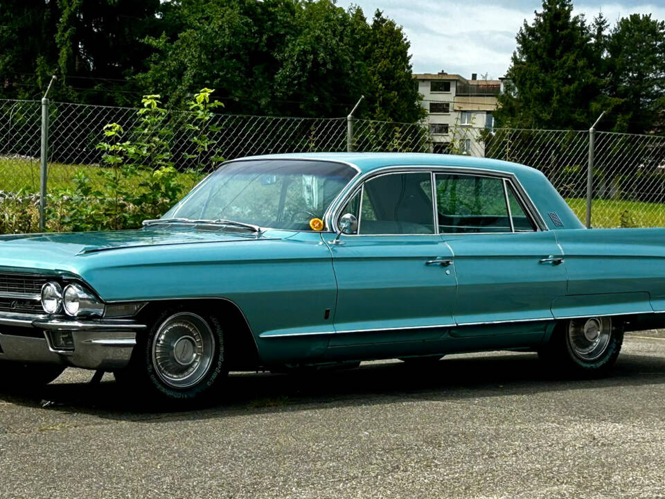 Image 2/11 of Cadillac 75 Fleetwood (1962)