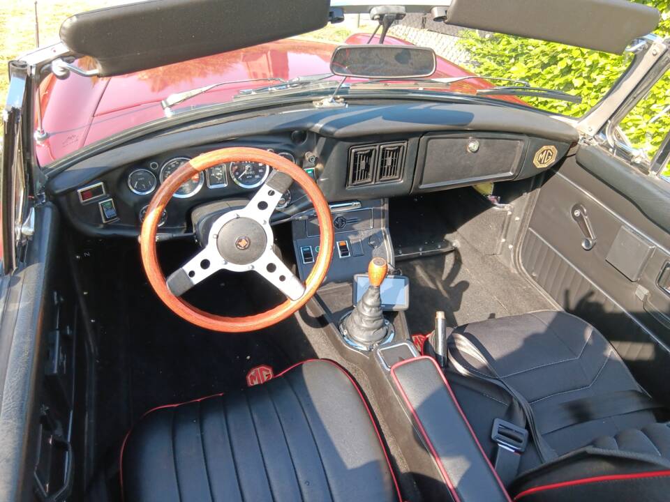 Immagine 8/11 di MG MGB (1975)