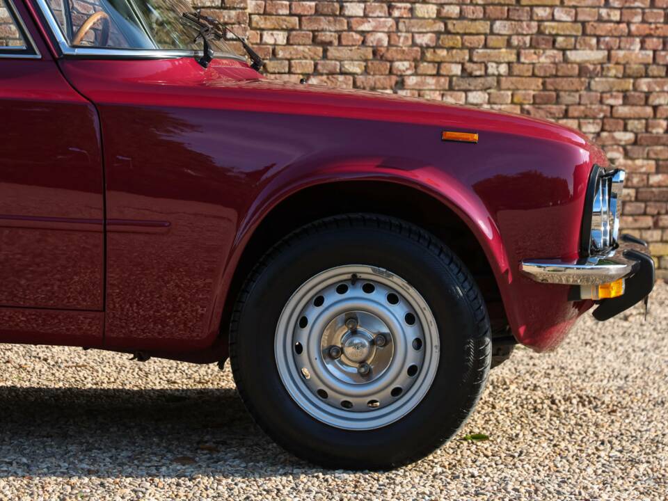 Image 33/50 of Alfa Romeo Giulia Nuova Super 1300 (1975)