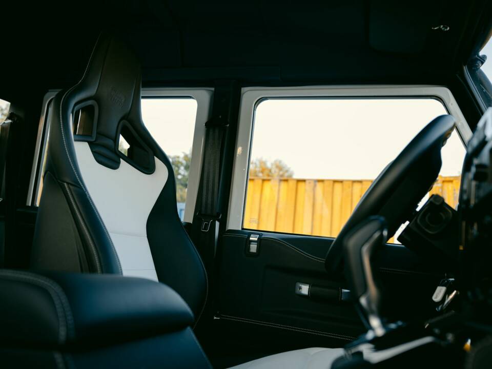 Bild 19/42 von Land Rover Defender Works V8 Trophy (2012)