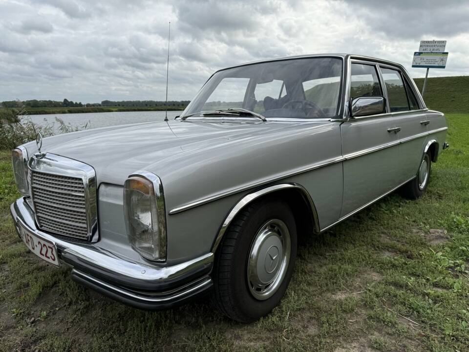Image 4/8 of Mercedes-Benz 230/4 (1975)