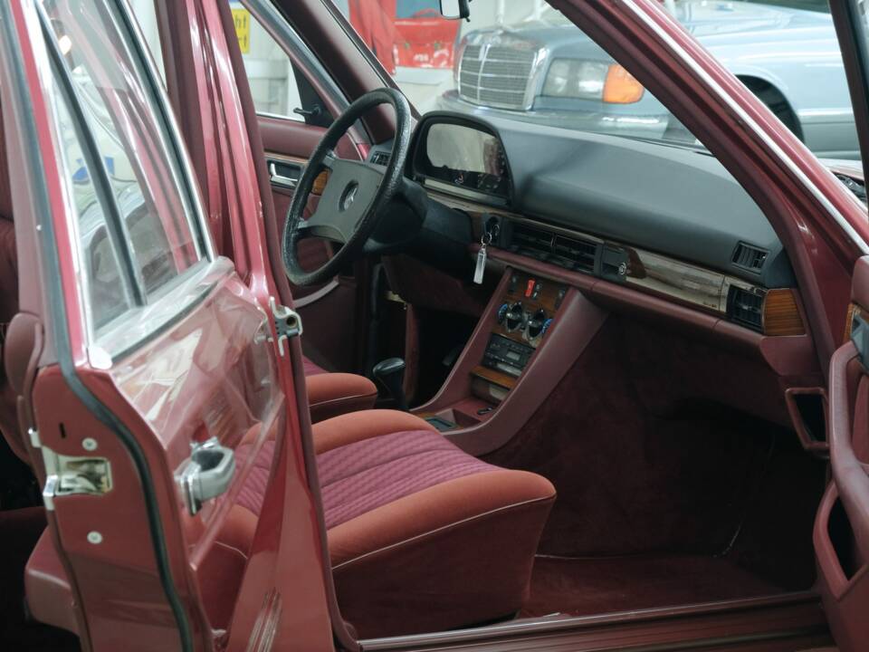 Bild 30/50 von Mercedes-Benz 260 SE (1990)