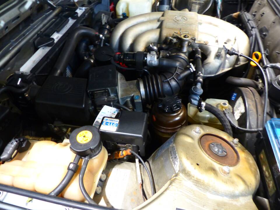 Image 66/71 of BMW 325i (1989)