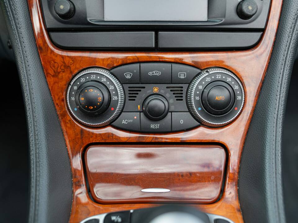 Image 45/50 of Mercedes-Benz SL 500 (2001)