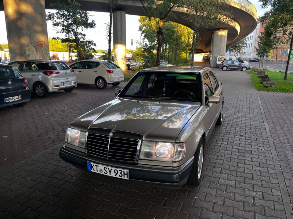 Bild 1/13 von Mercedes-Benz 260 E (1989)