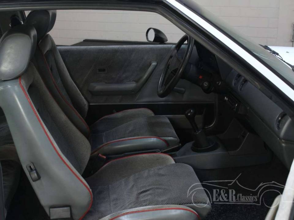 Bild 20/27 von Opel Manta 2,0 GSi (1988)