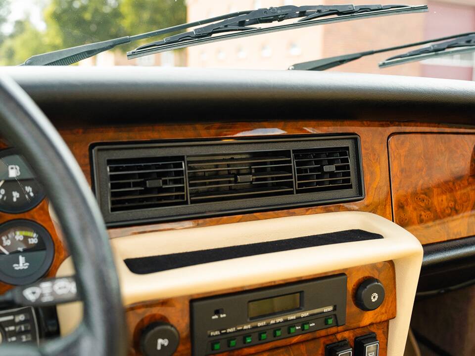 Image 29/37 of Daimler Double Six (1992)