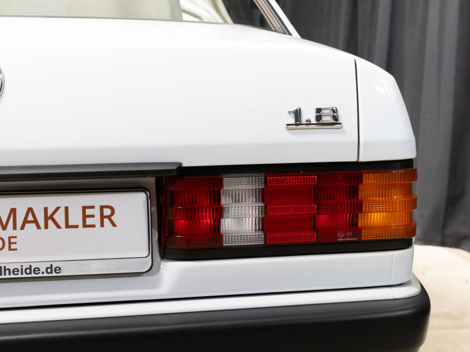 Image 31/78 de Mercedes-Benz 190 E 1.8 (1992)