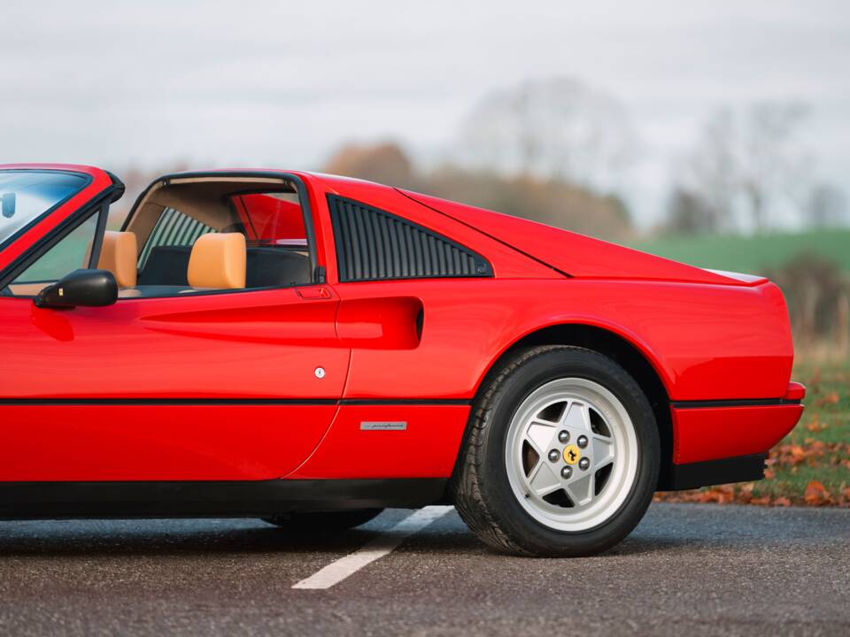 Afbeelding 6/41 van Ferrari 328 GTS (1989)