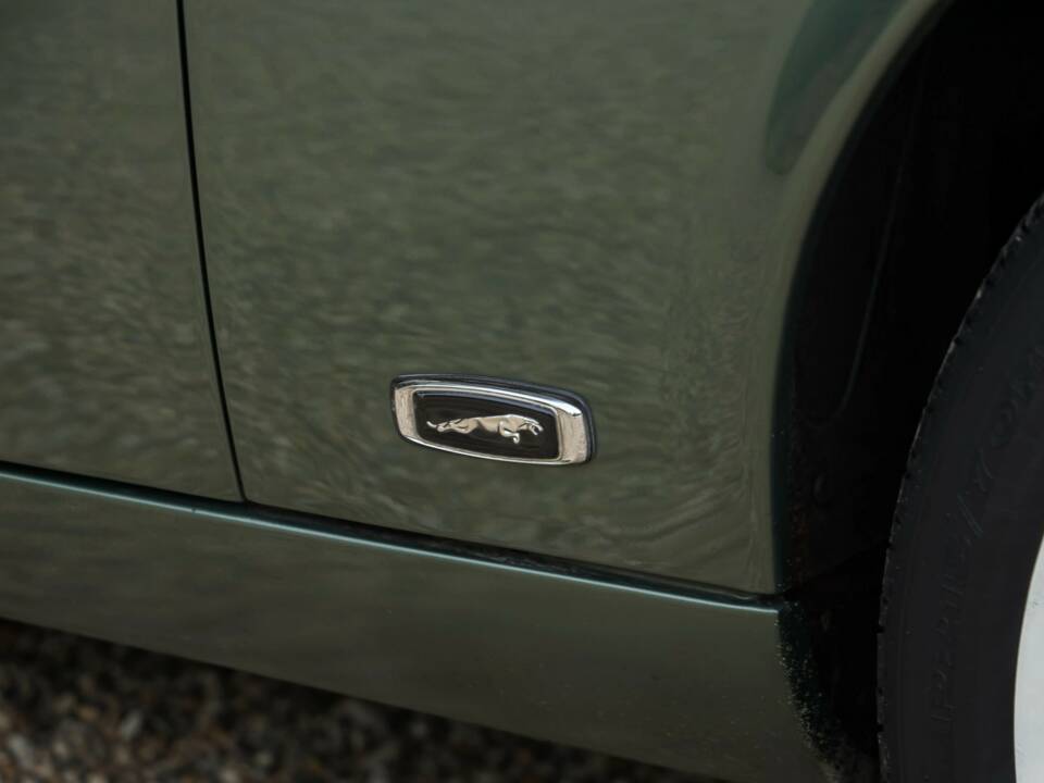 Image 46/50 of Jaguar XJ 6 4.2 (1985)
